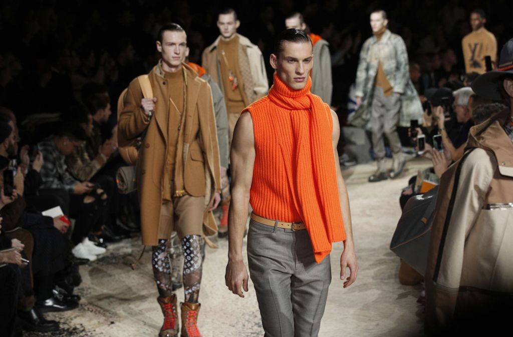Orange is the new Black? Bei Louis Vuitton setzt man auf die besonders auffällige Farbe in Kombination mit Beige. Passt gut!
