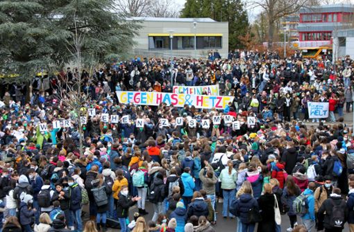„Wir stehen zusammen“ – die Schüler setzen ein Zeichen. Foto: FSG