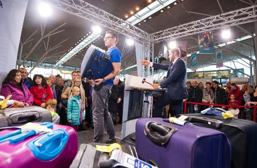 Zum ersten, zum zweiten und zum dritten: Wer will, kann bei der Kofferversteigerung am Flughafen ein Schnäppchen machen. Foto: Lichtgut - Oliver Willikonsky