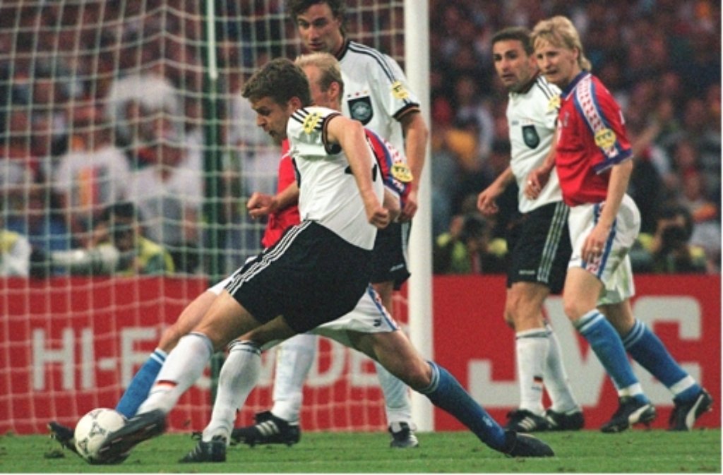Mr. Golden Goal Oliver Bierhoff (links) streifte sich 22 Mal die Kapitänsbinde über (70 Länderspiele).