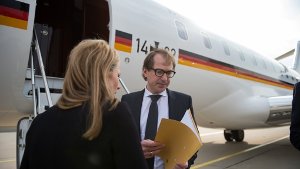 Bundesverkehrsminister Alexander Dobrindt will einem Medienbericht zufolge mit Fluggesellschaften und Aufsichtsbehörden über weitere mögliche Konsequenzen aus dem Germanwings-Absturz in Frankreich beraten. Foto: dpa