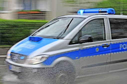 Am Freitagmorgen beschädigte ein blaues Fahrzeug einen Citroen in der Bangertstraße. Foto: dpa