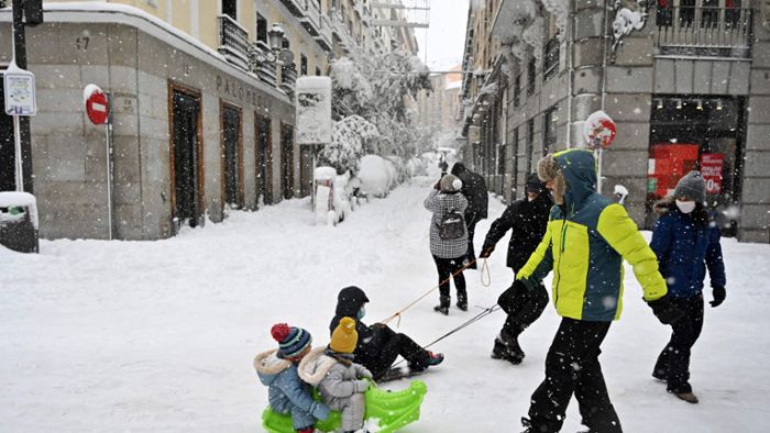 Die  Madrider feiern Fiesta   im Schnee