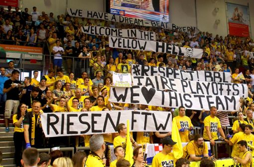 Die „Yellow Hell“: In gelb-schwarzem Outfit  präsentieren sich die Anhänger der MHP Riesen bei den Heimspielen in der Ludwigsburger Arena –  wie hier im Jahr 2014. Foto: Baumann/Archiv