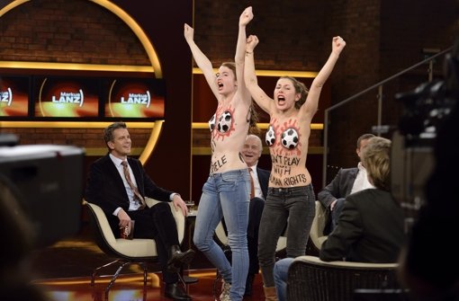 Und plötzlich stehen zwei Nackte auf der Bühne: Femen-Aktivistinnen bei Markus Lanz. Foto: Markus Hertrich/ZDF