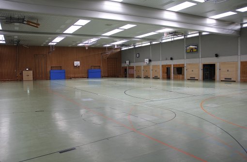 Dass die Sporthalle des Solitude-Gymnasiums in Stuttgart-Weilimdorf innen saniert werden muss, war schon lange klar. Nachdem die Notunterkunft für Flüchtlinge dort geräumt wurde, kann die Sanierung nun vorangetrieben werden. Foto: Archiv Martin Braun