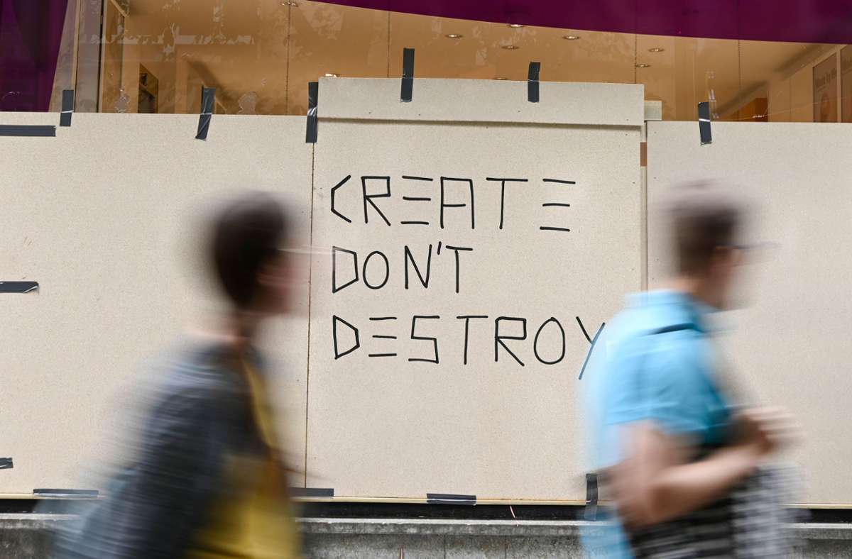 „Create don’t destroy“ (Neues erschaffen und nicht zerstören) war am Tag nach der Krawallnacht quer durch Stuttgart auf Holzbrettern zu sehen.