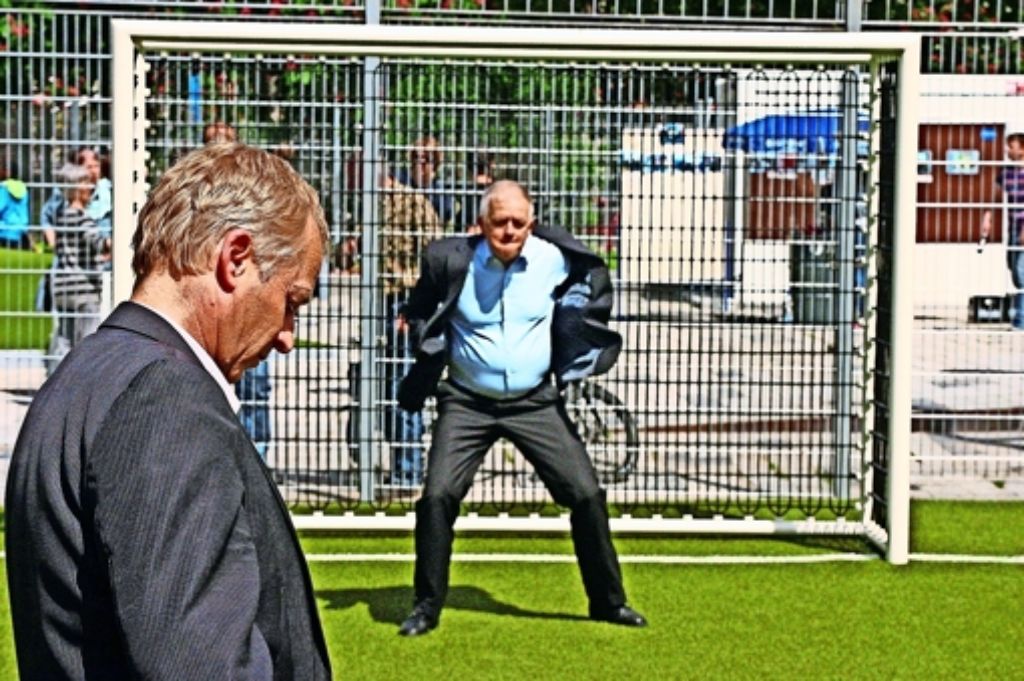 Volker Schirner, der Leiter des Gartenamts, übt sich im Strafstoßduell mit Oberbürgermeister Fritz Kuhn als Hüter des Fußballtores. Foto: red