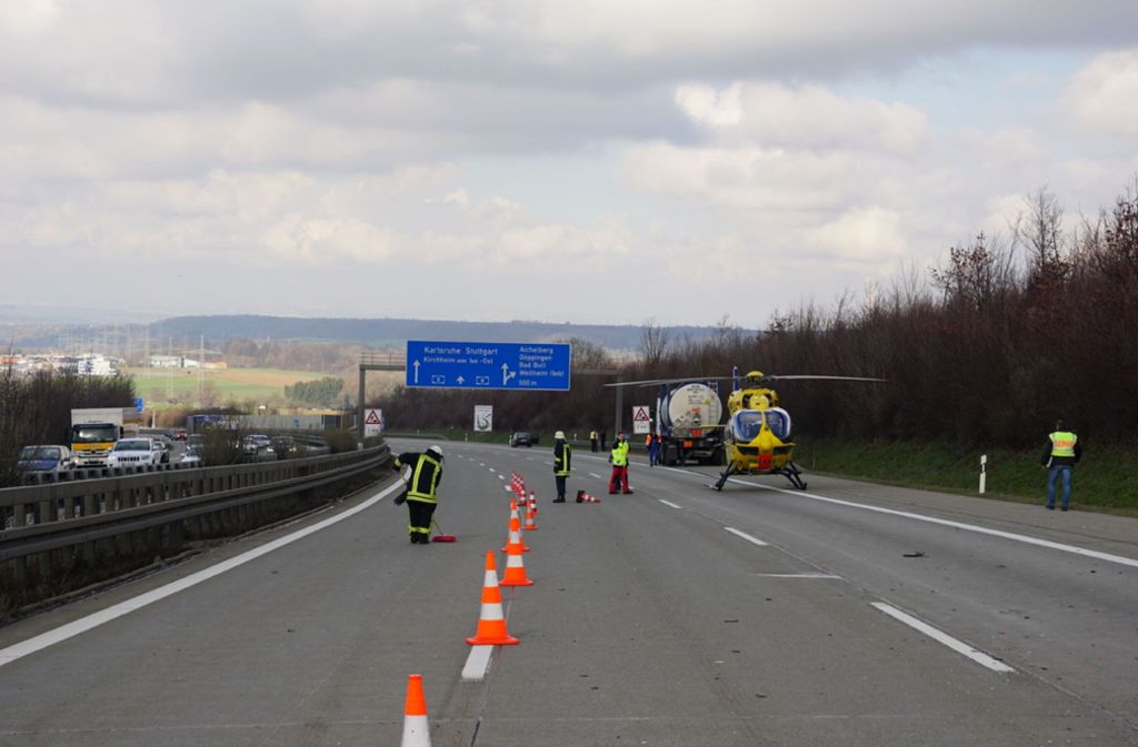 Nach einem schweren Unfall bei Aichelberg musste ein Rettungshubschrauber auf der Autobahn landen.