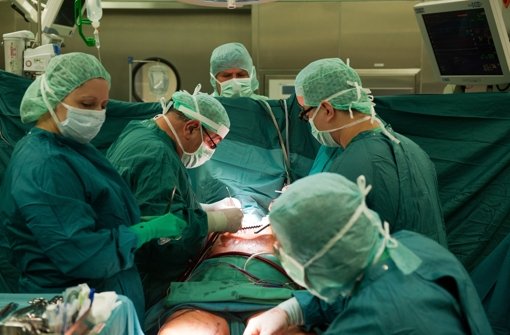 Wird zu schnell am Herzen operiert? Der Krankenhausbericht der Barmer stellt diese Frage Foto: dpa