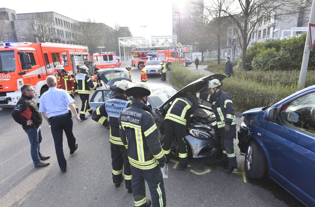 Rettungskräfte im Einsatz nach der Kollision vor der Möhringer Daimler-Zentrale.