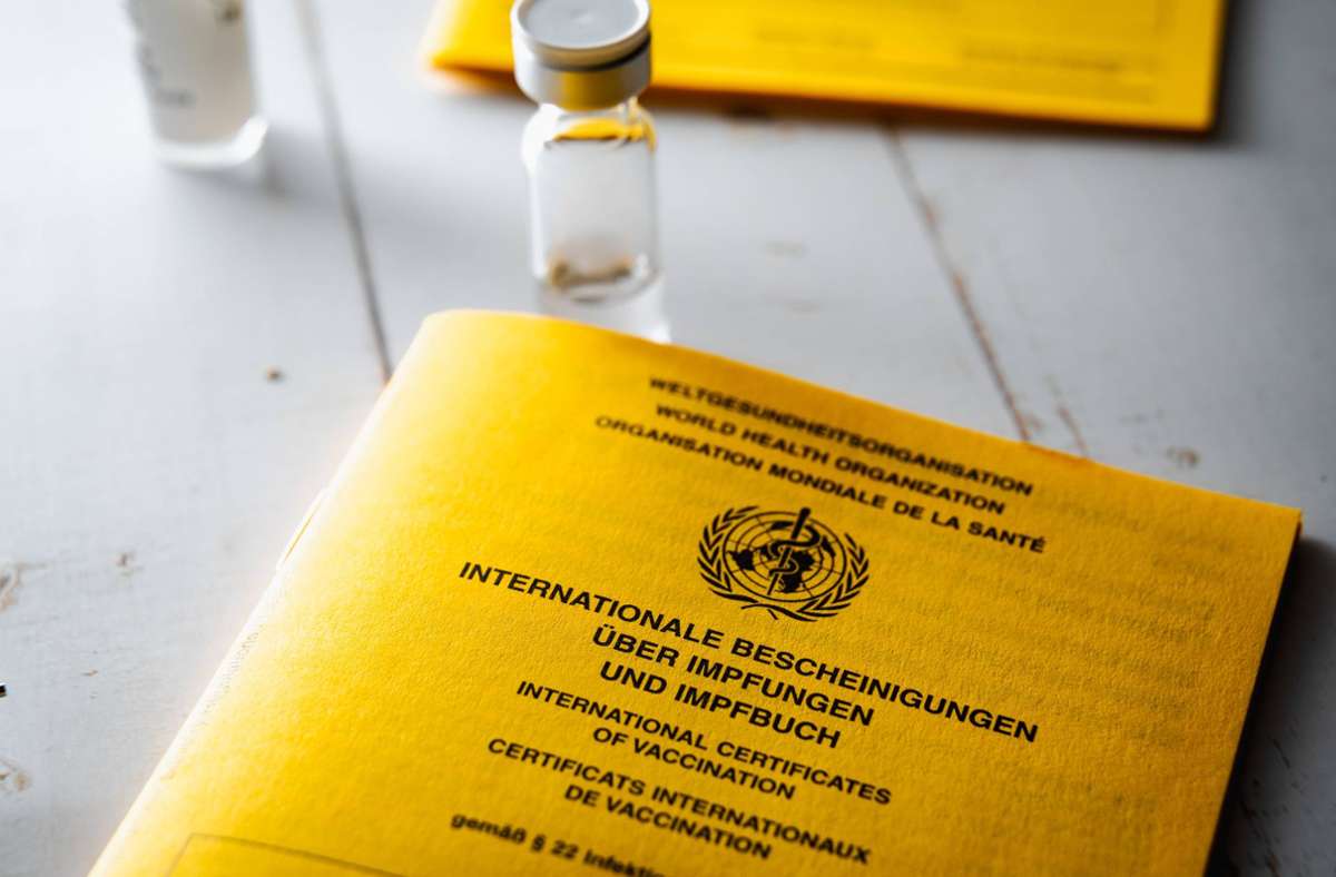 Der gelbe Impfpass reicht in Baden-Württemberg in vielen Fällen nicht mehr. Stattdessen braucht es eine Variante, die digital ausgelesen werden kann. (Symbolbild) Foto: imago images/Bihlmayerfotografie/Michael Bihlmayer via www.imago-images.de