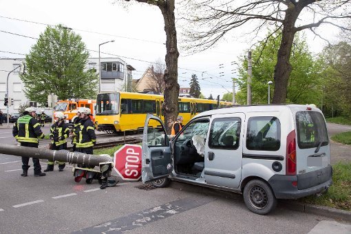 Bei einem Unfall in Stuttgart-Feuerbach hat sich ein 24-Jähriger schwere Verletzungen zugezogen, als er mit seinem Fahrzeug gegen einen Ampelmast krachte. Foto: www.7aktuell.de | Sven Adomat