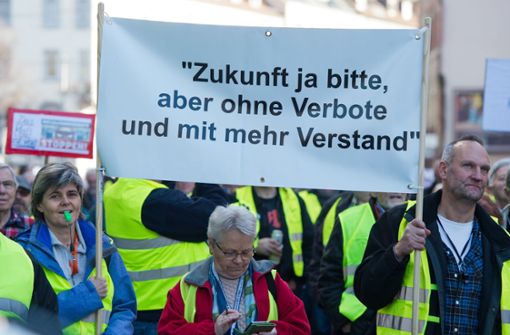 Einige Hundert Menschen haben in der Nähe des Neckartors in Stuttgart gegen Fahrverbote demonstriert. Foto: Oliver Willikonsky-Lichtgut