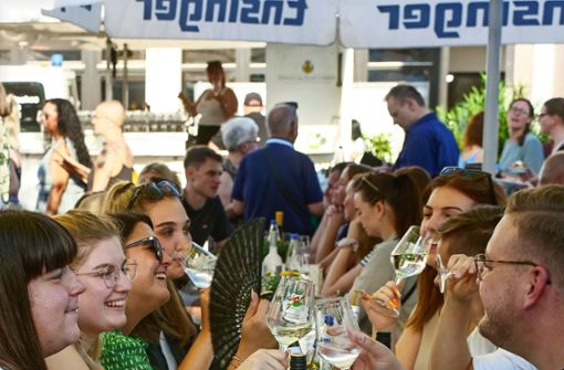 Gute Laune, fröhliche Gesellschaft und Leckeres im Glas und auf den Tellern: Das ist die Ludwigsburger Weinlaube. Foto: Simon Granville