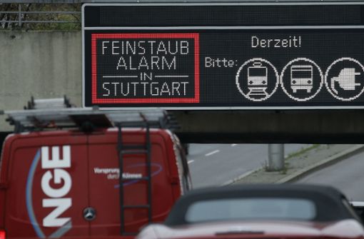 Die Anzeige ist für die Autofahrer in Stuttgart Routine. Vom 15. Oktober an ruft die Stadt wieder Feinstaubalarm aus. Foto: Lichtgut/Leif Piechowski