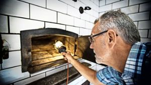 Werner Huber wirft einen prüfenden Blick in den altersschwachen Ofen Foto: Horst Rudel