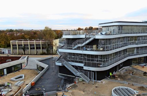 Die neue Gemeinschaftsschule kann erst nächsten Sommer bezogen werden. Insbesondere die Balkone, die auch als Rettungswege dienen, sind noch nicht fertig. Foto: Otto-H. Häusser