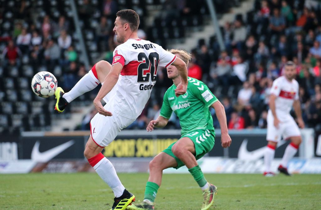 Der VfB-Kapitän Christian Gentner stoppt den Ball.