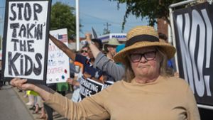 Eine Demonstrantin trägt ein Schild mit der Aufschrift „Stop takin’ the kids“ bei einer Demonstration gegen Trumps Einwanderungspolitik vor der Haftanstalt der Einwanderungs- und Zollbehörde Foto: dpa