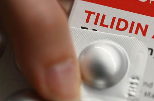 In einer Apotheke wird eine Medikamentenpackung mit der Aufschrift «Tilidin» gezeigt. Foto: /Uli Deck/dpa