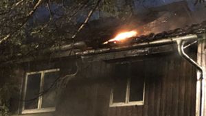 Als die Feuerwehr am Unglücksort eintraf, brannte der Dachstuhl des Schützenhauses. Foto: SDMG/Hemmann
