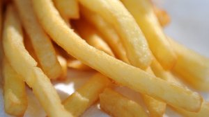 Pommes frites und Schnitzel: Die Verbraucherzentrale kritisiert die einseitigen Gerichte, die Restaurants für Kinder zubereiten. Foto: dpa