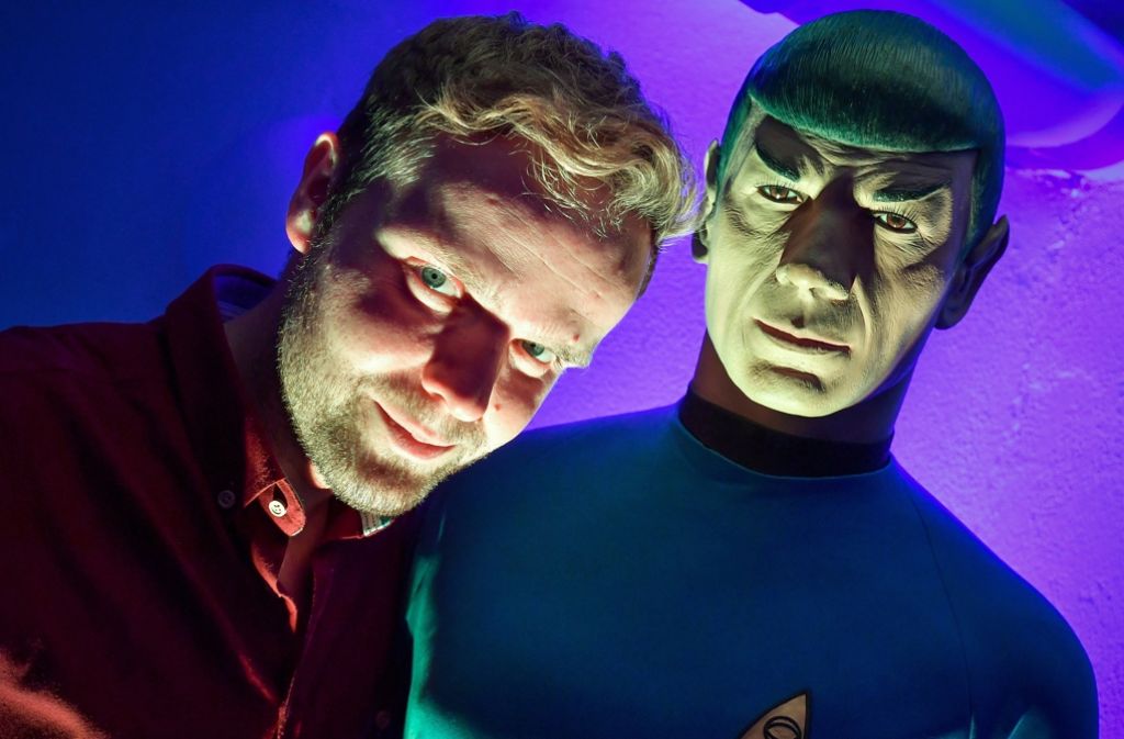 Benjamin Stöwe in seinem privaten Star-Trek-Museum „Raumschiff Eberswalde“ in Eberswalde (Brandenburg) neben einer Figur des Schauspielers Leonard Nimoy als Mister Spock.