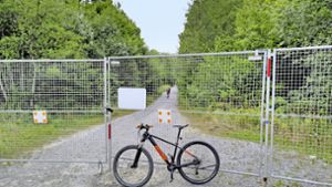 Die US-Army hat Fakten geschaffen:  Radler, die aus Richtung Schönaich  den Schnellradweg nach Stuttgart  rasch erreichen wollen, stehen  vor einem verschlossenen Zaun. Foto: mis