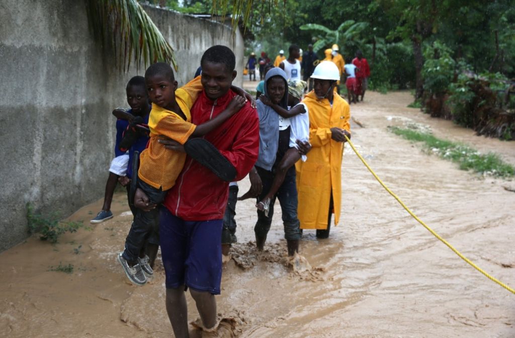 Bewohner im Westen von Haiti bei einer Evakuierung: Der Sturm „Matthew“ hat Teile der Bevölkerung von der Außenwelt abgeschnitten.
