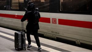 Ein Fahrgast läuft mit seinem Koffer durch den Berliner Hauptbahnhof. Die Gewerkschaft Deutscher Lokomotivführer hat ihre Mitglieder zu einem erneuten Warnstreik  aufgerufen. Foto: dpa/Fabian Sommer