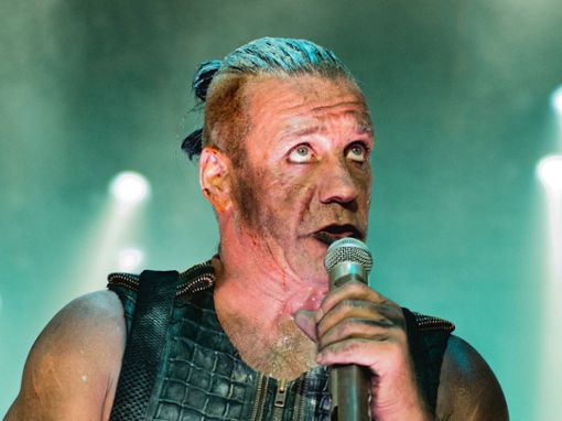 Till Lindemann während eines Auftritts mit Rammstein im Jahr 2017. Foto: imago images/Gonzales Photo