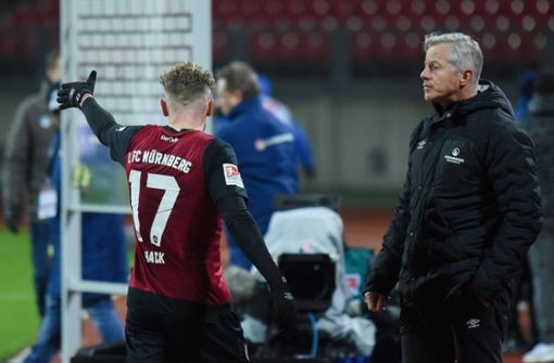 Nürnberg-Trainer Jens Keller war wegen der Drohungen sichtlich bestürzt. Foto: dpa/Nicolas Armer