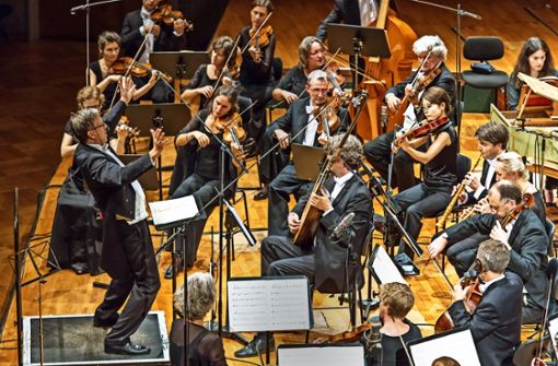Hans-Christoph Rademann und das Orchester der Gaechinger Cantorey beim Abschlusskonzert im Stuttgarter Beethovensaal Foto: Holger Schneider