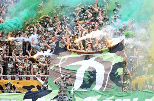 Der Fußball wird immer mehr zur Bühne von Ausschreitungen – wie hier beim Spiel Karlsruher SC gegen Dynamo Dresden Mitte Mai. Foto: dpa