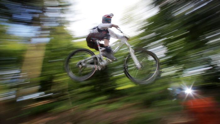 Stadt räumt illegale Bikestrecken im Wald