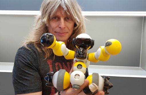 Andreas Hantke von der Firma Solectric in der Nähe von Bruchsal kümmert sich um den Vertrieb der Bildungsroboter in Deutschland – in der Hand hält er einen Roboter des Herstellers Bellrobot. In chinesischen Schulen gehört Programmieren bereits zum Lehrplan. Foto: Daniel Gräfe