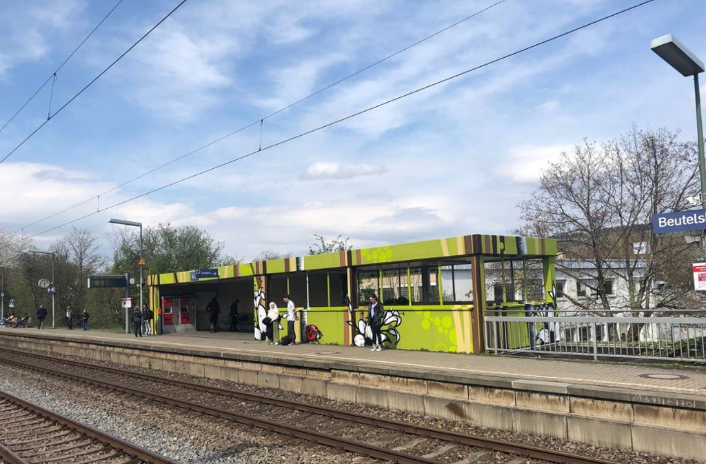 Im Rahmen des Projekts „Bahnhof.Wand.Kunst“ möchte die Deutsche Bahn in Stuttgart und Umgebung Flächen legal für Graffiti freigeben. Zu sehen ist hier die Haltestele in Beutelbach.