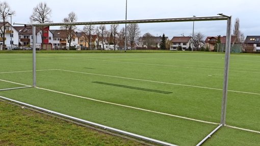 Wenn die Gemeinde Kernen  einen Zuschuss erhält, wird das Kunstrasenfeld im Saint-Rambert-Stadion  erneuert Foto: Patricia Sigerist