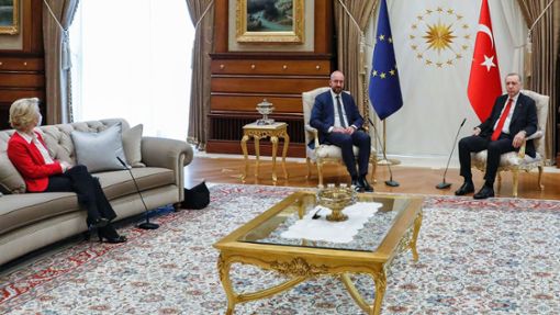 Sofa-Gate in der Türkei. Ursula von der Leyen muss sich abseits auf ein Sofa setzen, während EU-Ratspräsident Michel und Staatschef Erdogan in der Mitte thronen. Foto: dpa/Dario Pignatelli