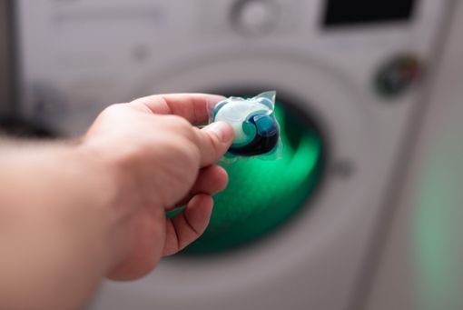 So reinigen Sie die Waschmaschine mit Spülmaschinentabs. Foto: valphotos / shutterstock.com