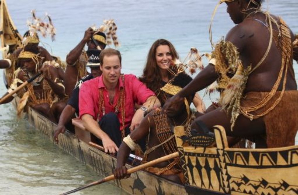 Mit einem traditionellen Kanu fuhren Kate und William in Tavanipupu, Salomonen.