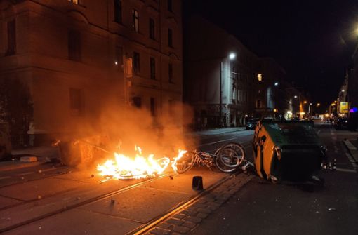 Eine Barrikade brannte auf einer Straße im Stadtteil Leipzig-Connewitz. Foto: dpa/Uncredited