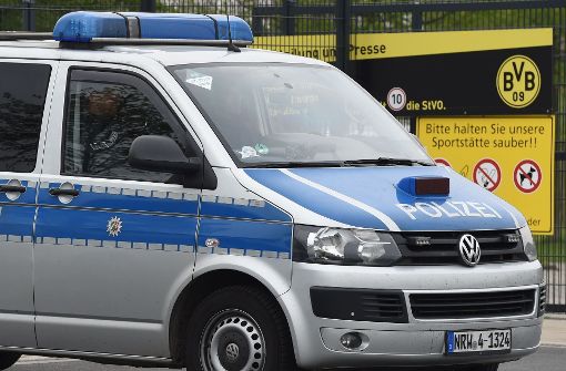 Am Tag nach dem Anschlag sicherten Polizeibeamte das Trainingsgelände des BVB in Dortmund ab. Foto: AFP