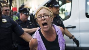 Demonstranten wurden vor dem Parteitag der Republikaner in Cleveland in Handschellen abgeführt. Foto: AFP