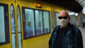 Nicht ohne Maske: In Bussen, Bahnen und beim Einkaufen gilt ab Montag in Baden-Württemberg die Maskenpflicht. Foto: Leif Piechowski/Leif-Hendrik Piechowski