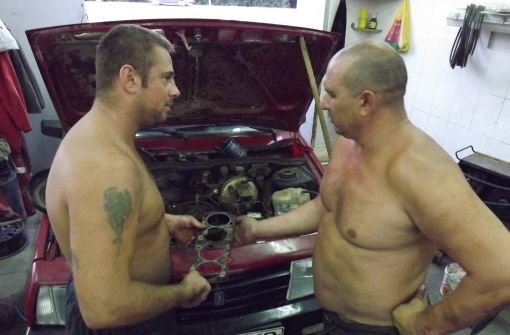 Ob’s an der Zylinderkopfdichtung liegt? Valeri (l.) und sein Mechaniker-Bruder geben ihr Bestes. Foto: Lepping