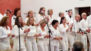 Ganz in weiß gekleidet bringen die gut 20 Sänger des Gastchores die Kirche schon optisch zum Leuchten Foto: avanti