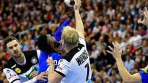 Die deutschen Handballer Hendrik Pekeler (li.) und Patrick Wiencek (re.) schonen in der Abwehr weder sich noch den Gegner. Foto: AFP