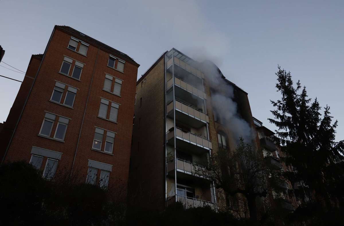 Der Brand brach in einem mehrgeschossigen Wohnhaus im Stuttgarter Süden aus.